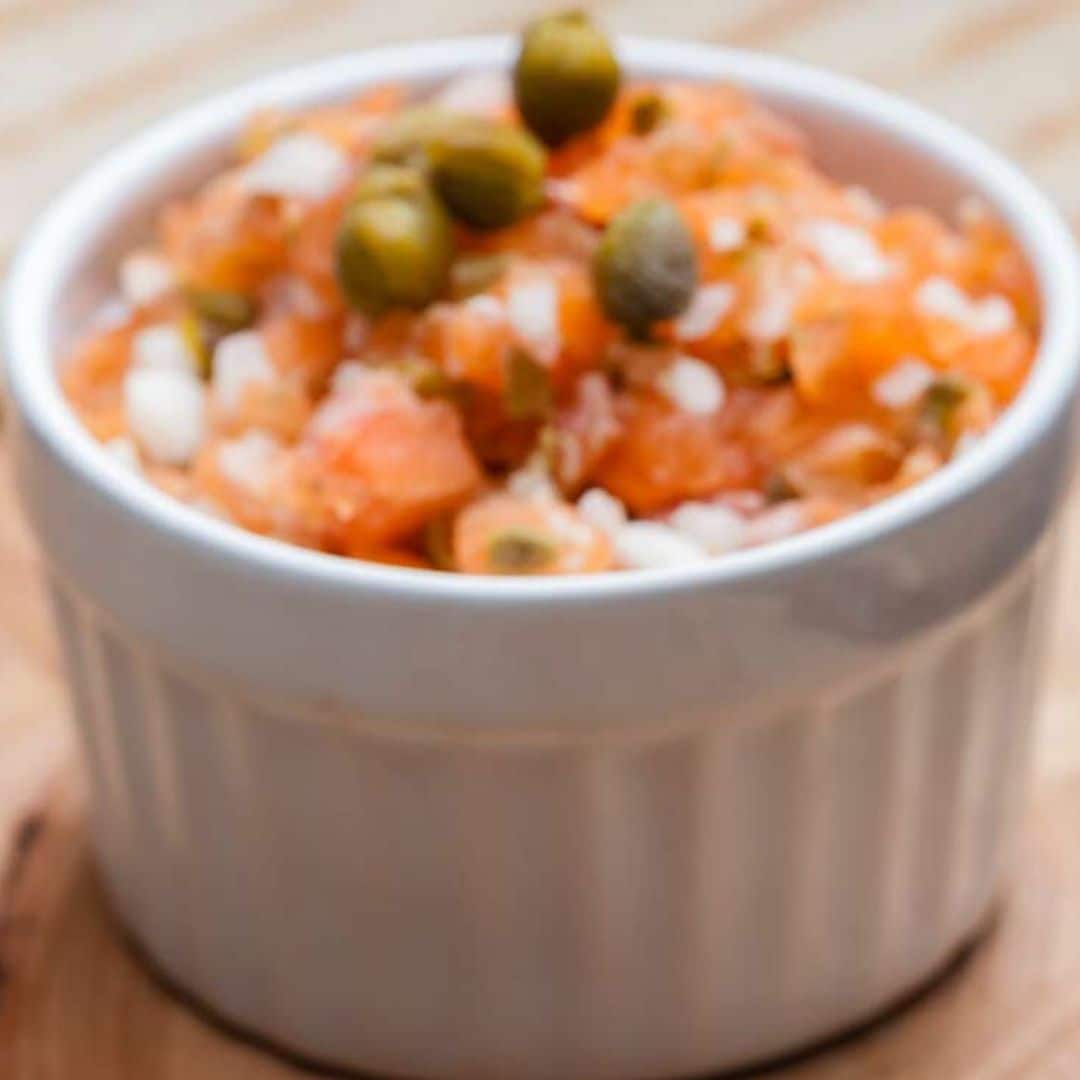 Tartar de salmón con pan árabe