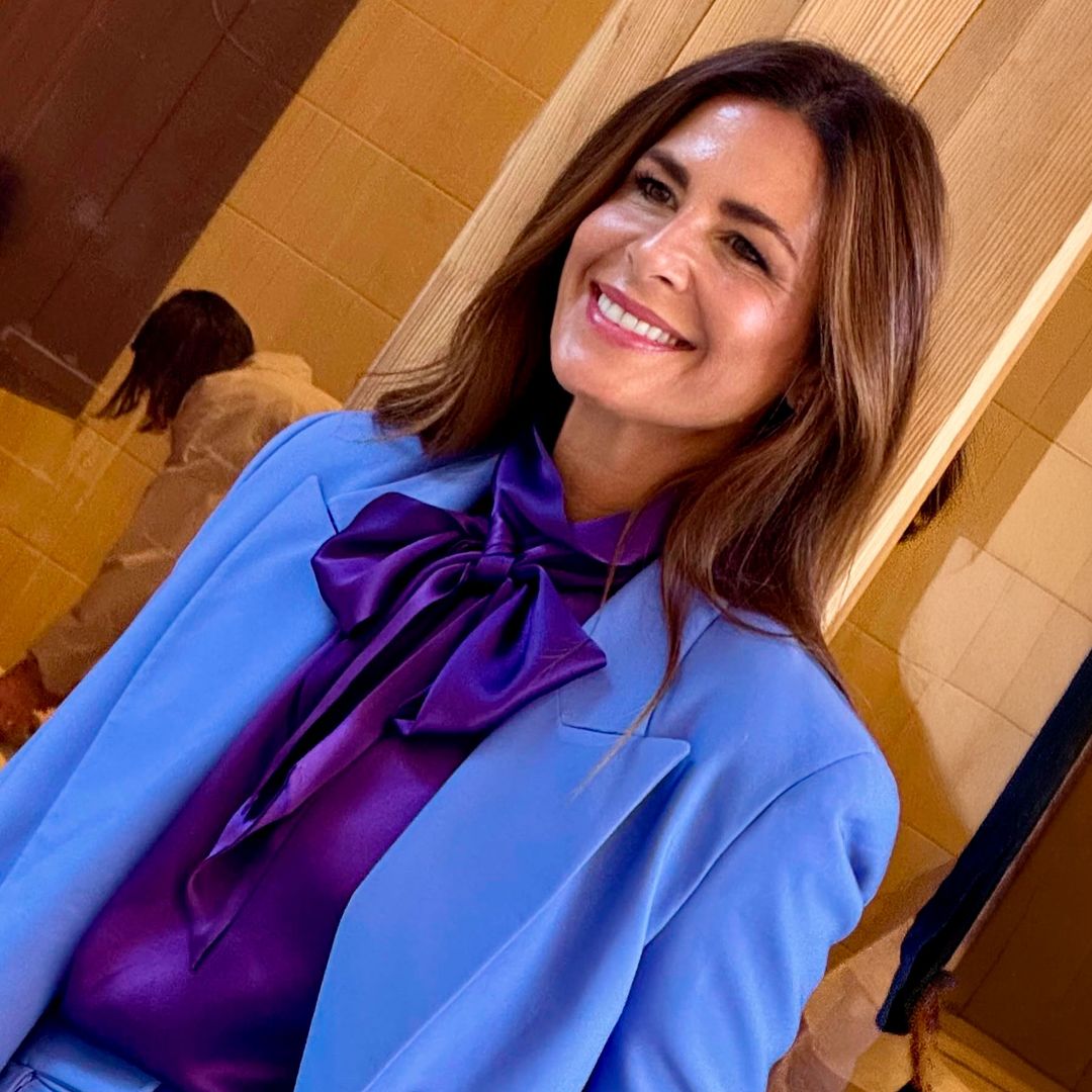 Nuria Roca desafía los colores del otoño con un look azul pervinca: traje relajado, camisa con maxilazada y bolso en contraste