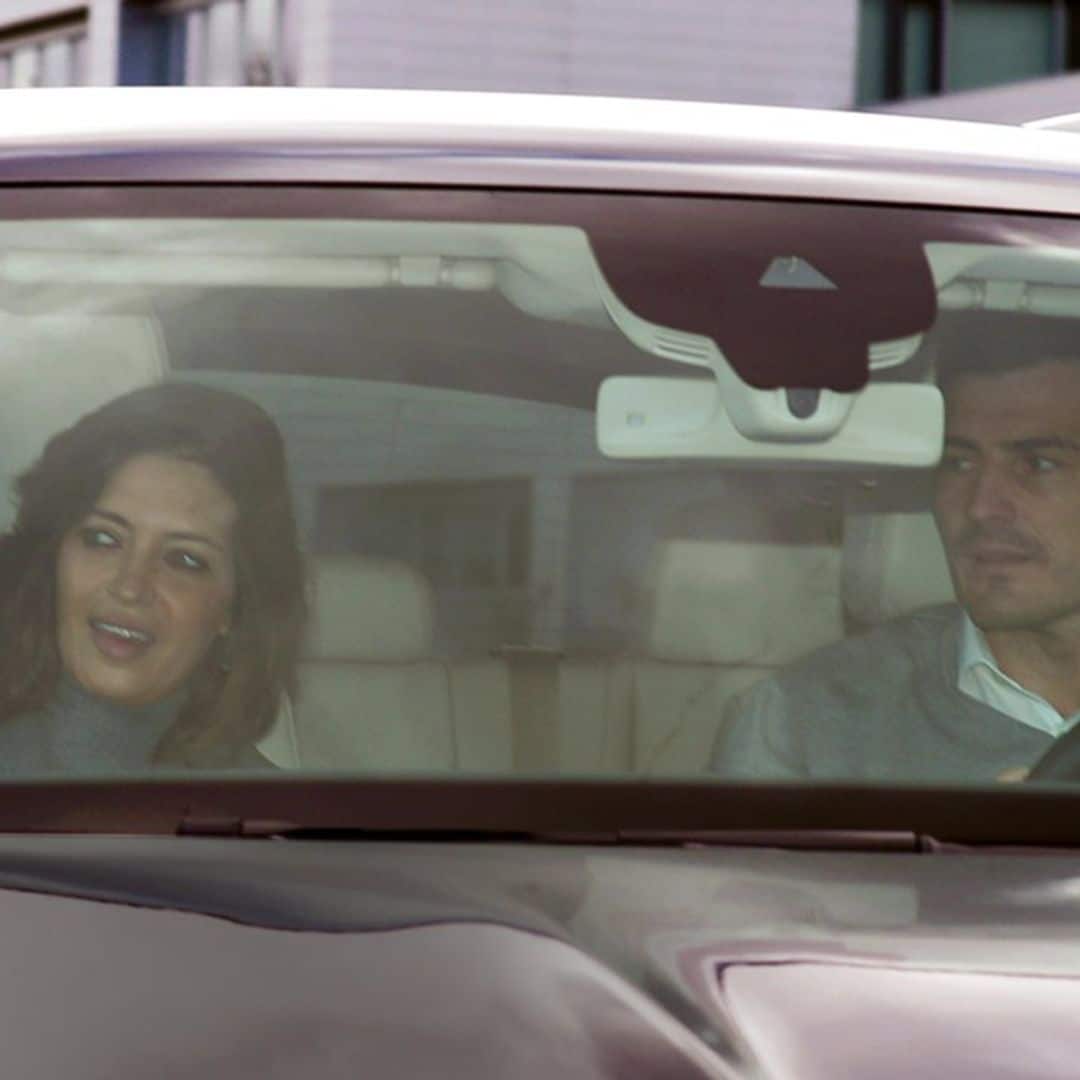 Sara Carbonero abandona el hospital, optimista y sonriente, junto a Iker Casillas