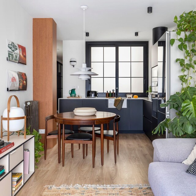Salón, comedor y cocina integrados con aire retro