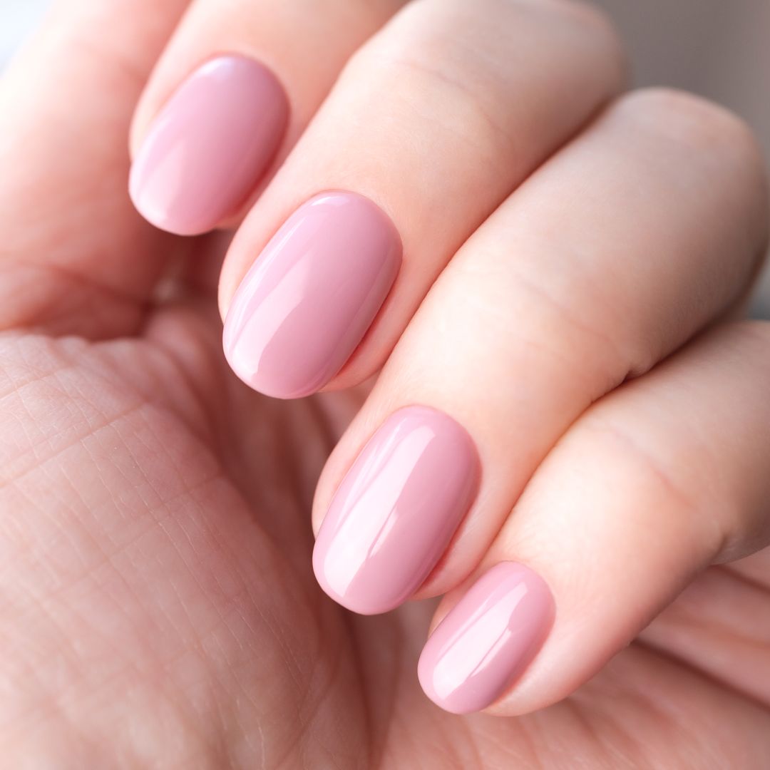 La manicura ucraniana permite que el esmalte dure hasta 4 semanas.