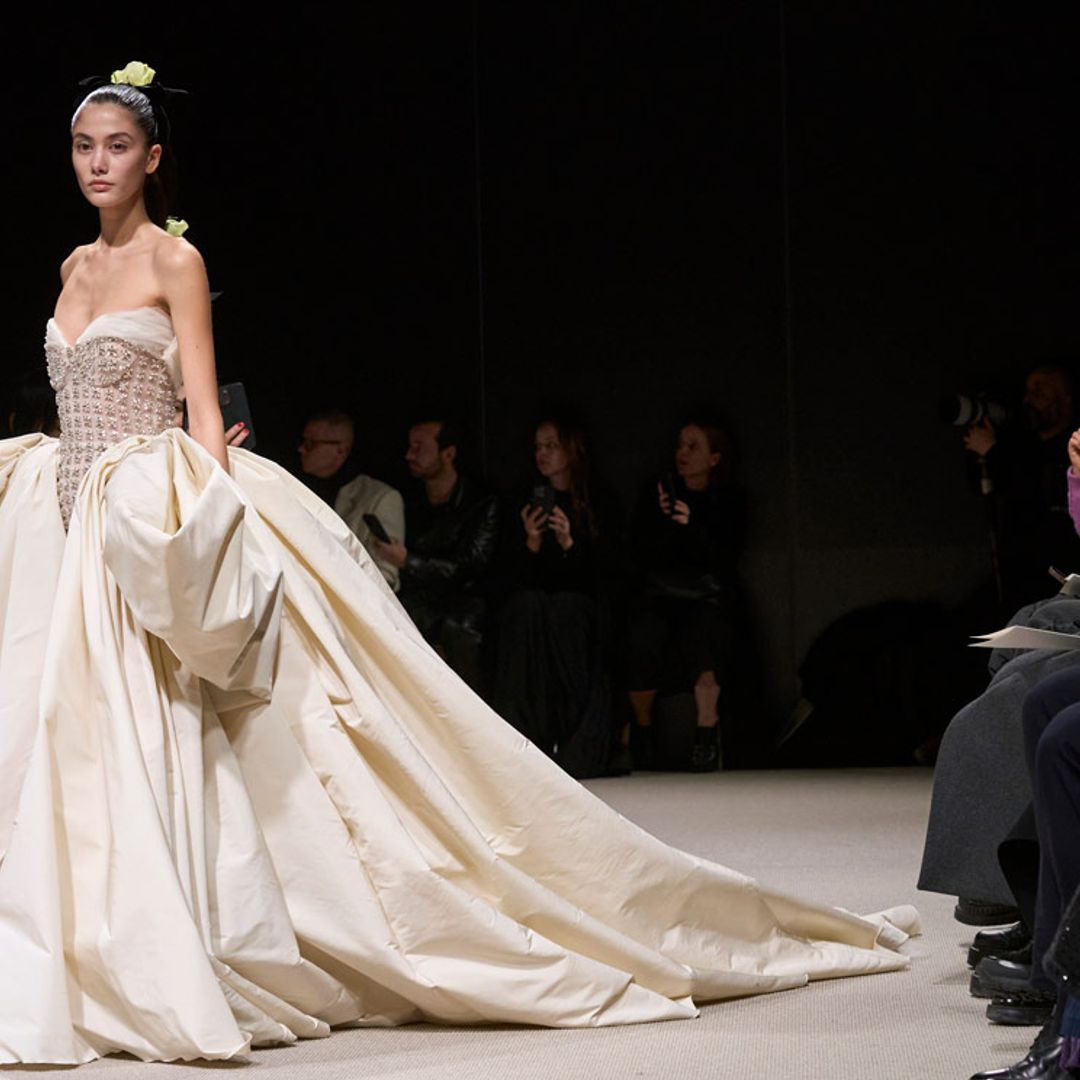 Giambattista Valli presenta una colección cargada de flores y texturas en su desfile de Alta Costura