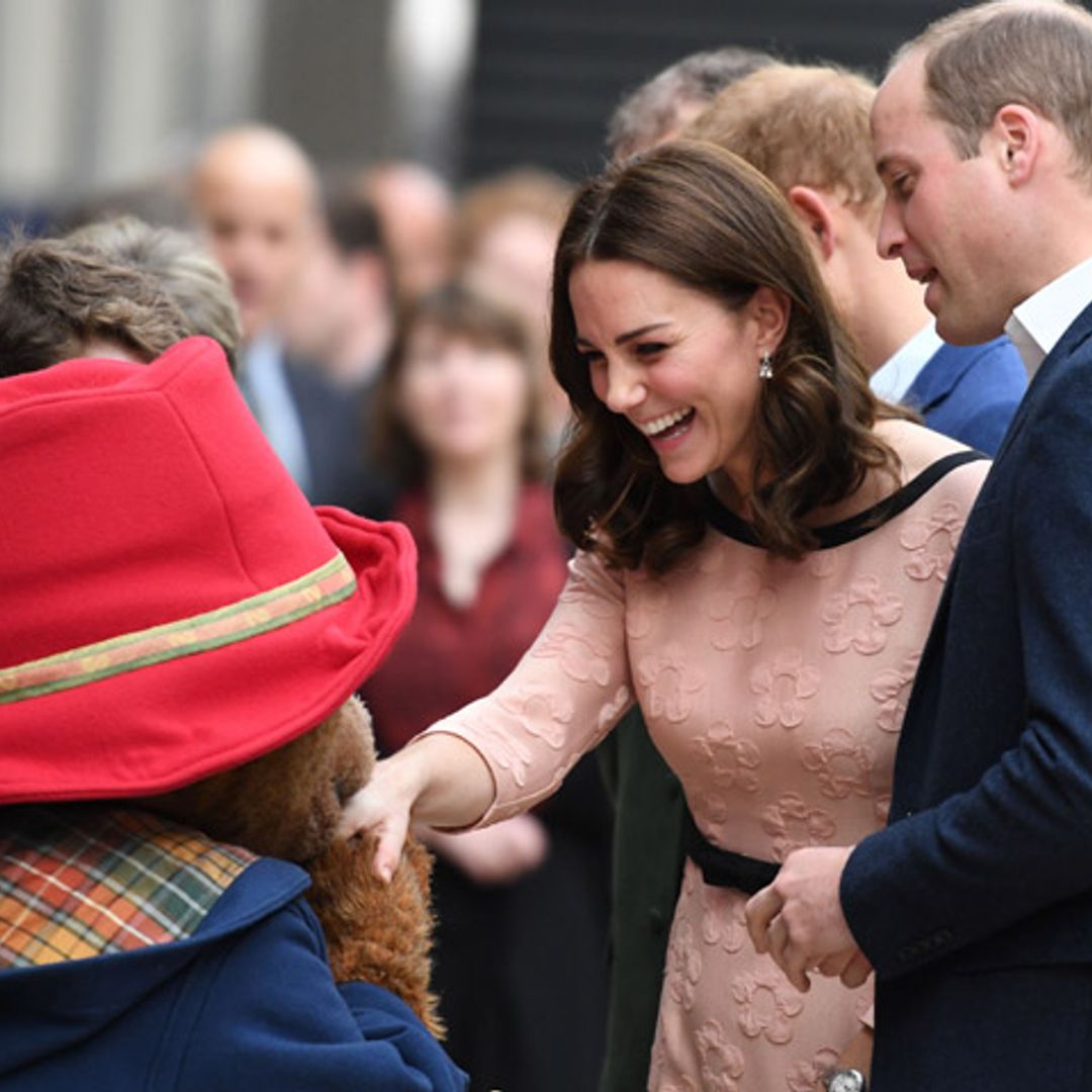 ¡Nadie se resiste al osito Paddington! La Duquesa de Cambridge aparece por sorpresa y bailando