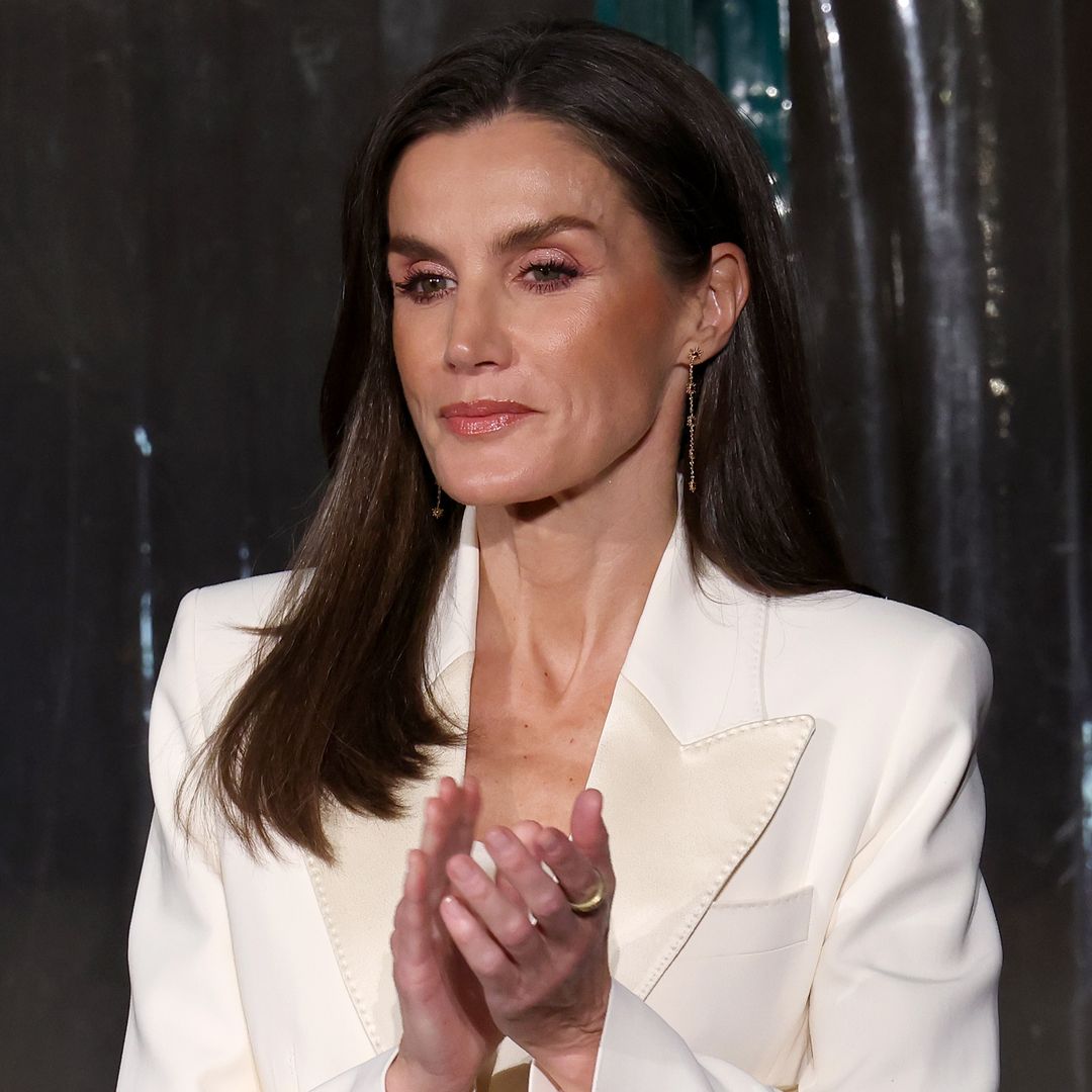 La reina Letizia con un total look blanco durante su viaje a Italia