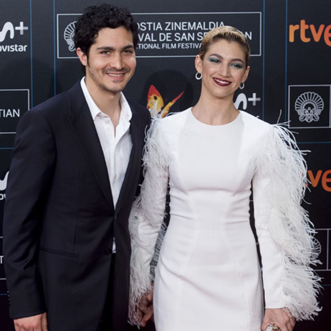 Un vestido blanco, un beso y un premio histórico: Así ha sido el primer posado en la alfombra roja de Úrsula Corberó y Chino Darín