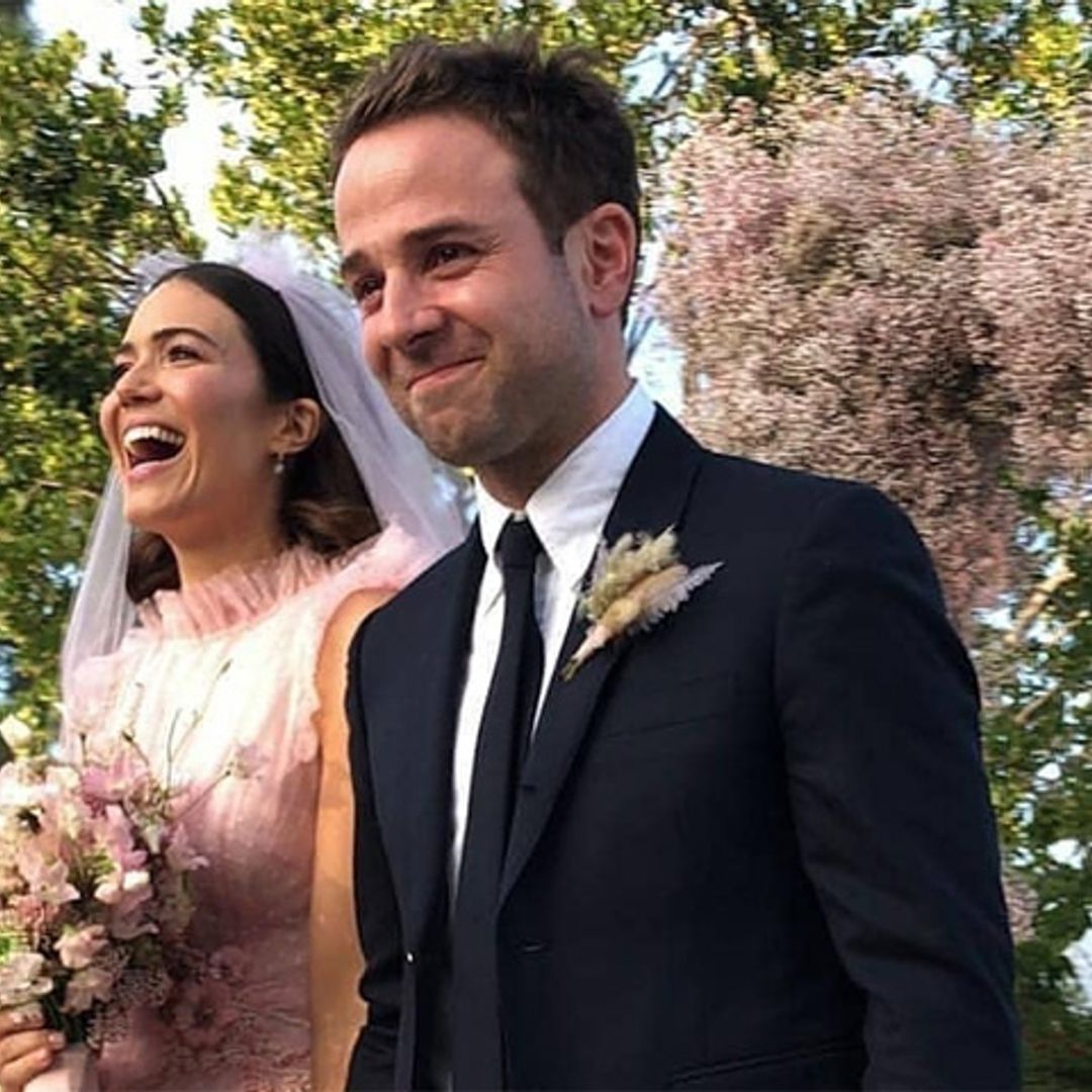 Mandy Moore, de 'This Is Us', una novia de rosa en su boda con el músico Taylor Goldsmith