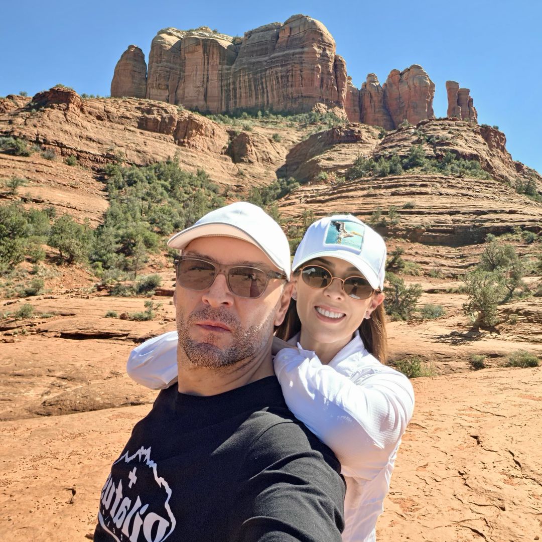 Jacky Bracamontes y Martín Fuentes, de aniversario en Sedona: así celebraron 15 años de amor