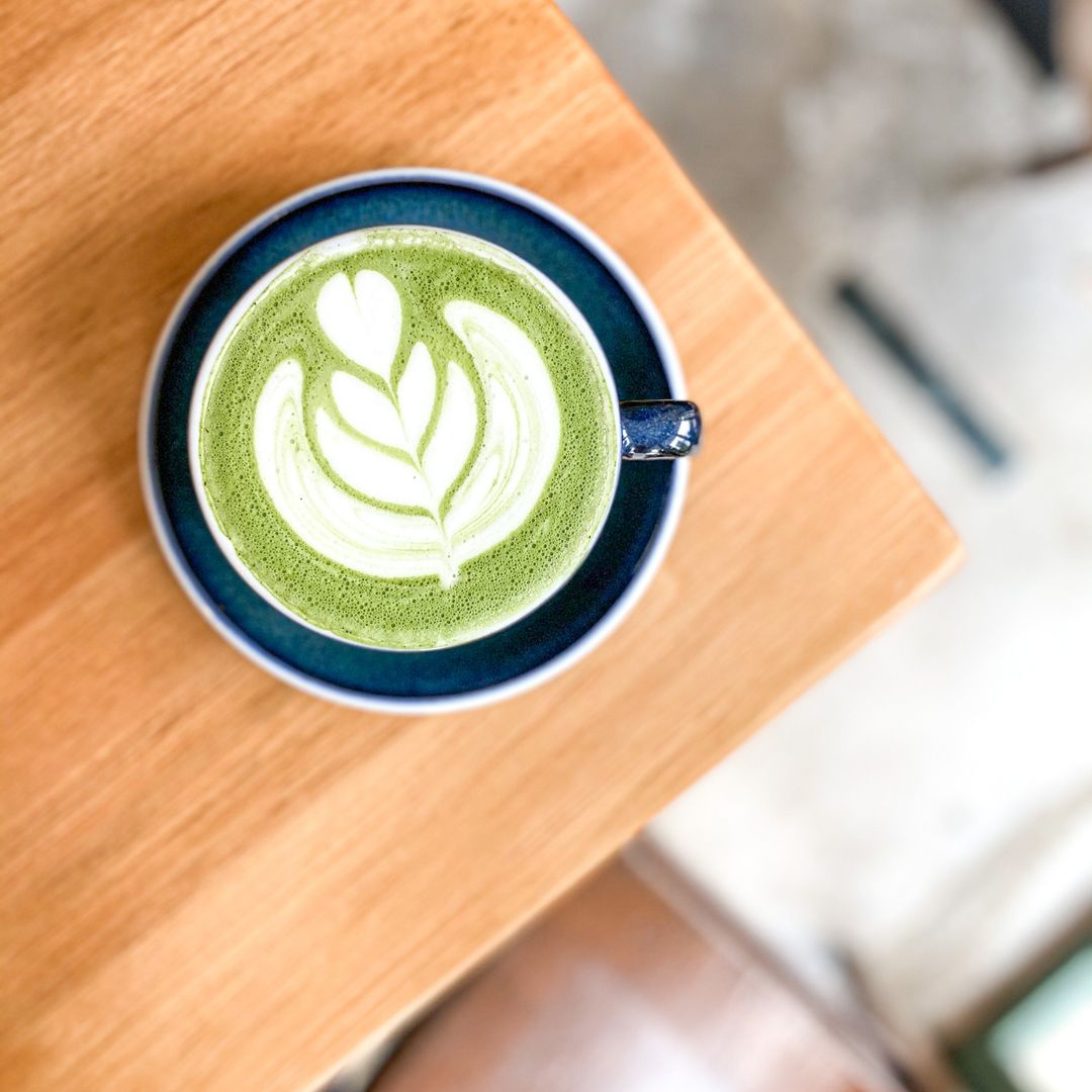 Así consigo un 'matcha latte' cremoso y delicioso sin salir de la oficina