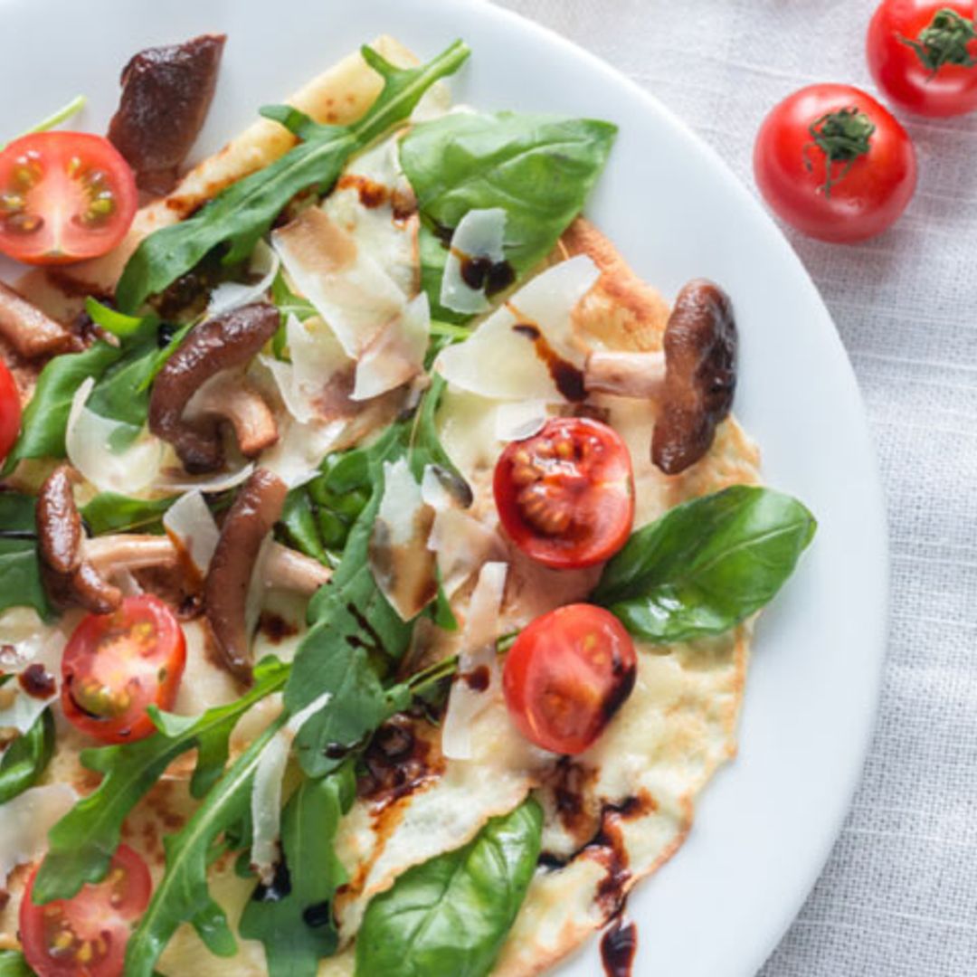 Crepes con tomate, queso, rúcula y setas