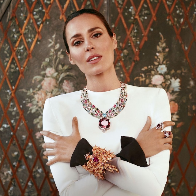 CON LUZ PROPIA
Claudia Osborne posa con "look", de Reveligion. Como joyas, lleva collar, y pendientes, Color Treasures, de la nueva colección Polychroma, en oro rosa con calcedonias, rubelitas y diamantes; en la mano izquierda, reloj secreto Aeterna, y anillo Color Treasures en oro rosa con turquesa, tanzanita, zafiros y diamantes, y, en la derecha, anillo Color Treasures en platino con rubí y diamantes
