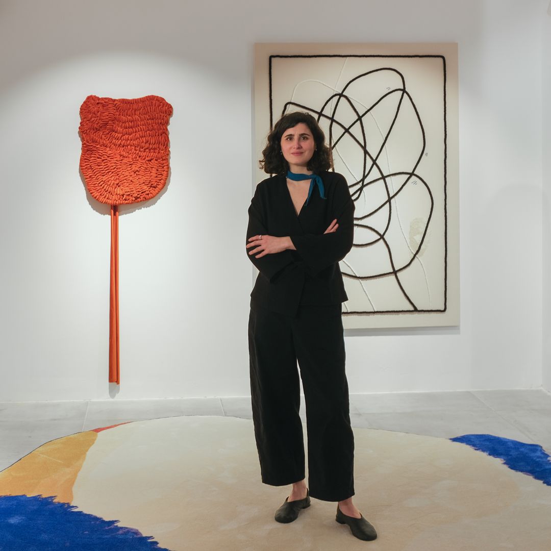 Así es Koral Antolín, la artista que hay detrás de los cuadros textiles más bonitos de Malasaña