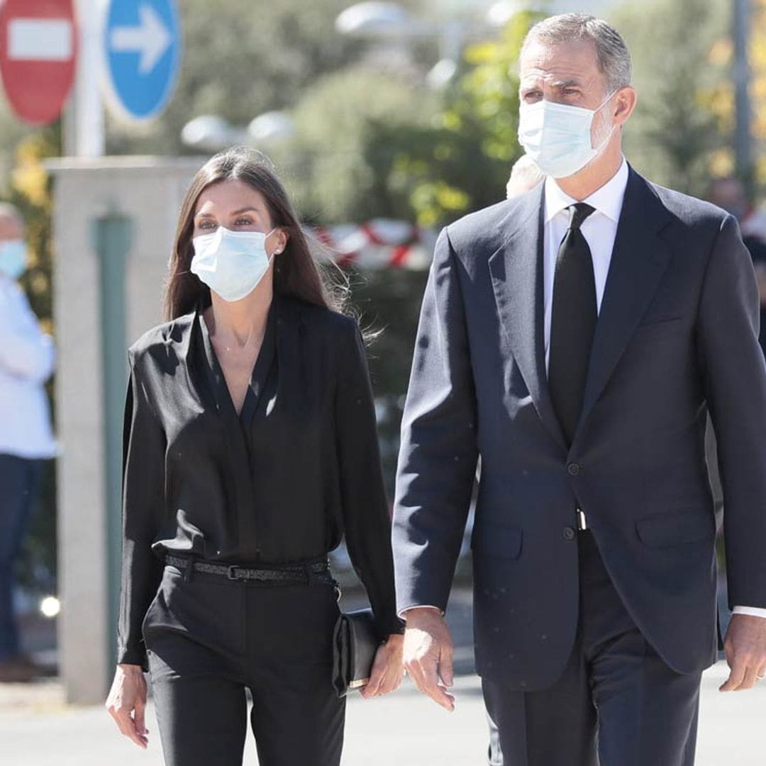 El rey Felipe, acompañado de doña Letizia, despide a su gran amigo Jaime Carvajal Hoyos