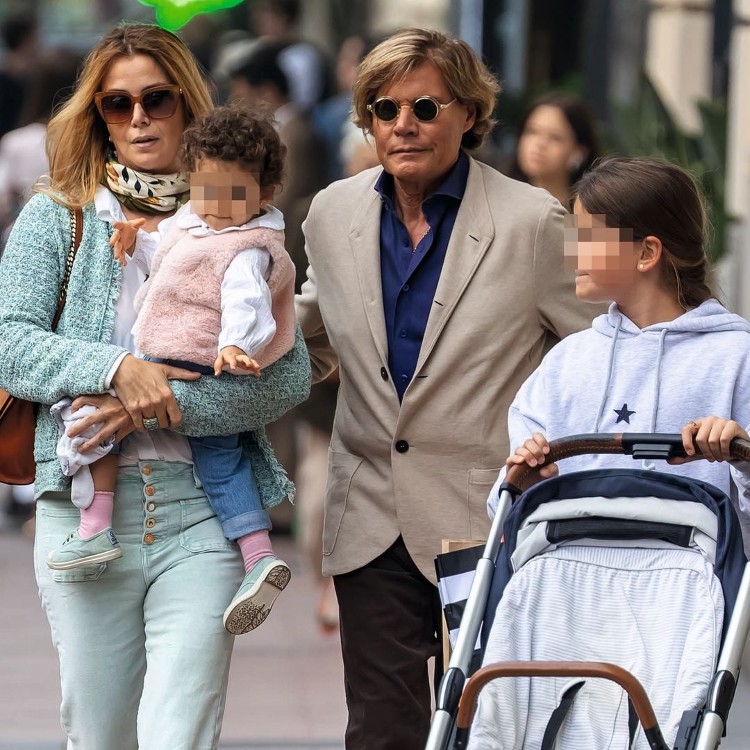 Sofía Mazagatos, con su hija Amanda en brazos, paseando con su marido y su otra hija