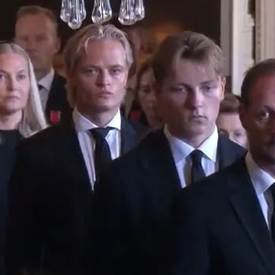 Mette-Marit y su primera aparición como reina de Noruega, del brazo de la reina Sonia como una hija más en su peor momento
