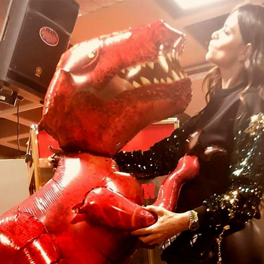 Romina Belluscio y 'Guti' sorprenden a su hijo con un cumpleaños jurásico