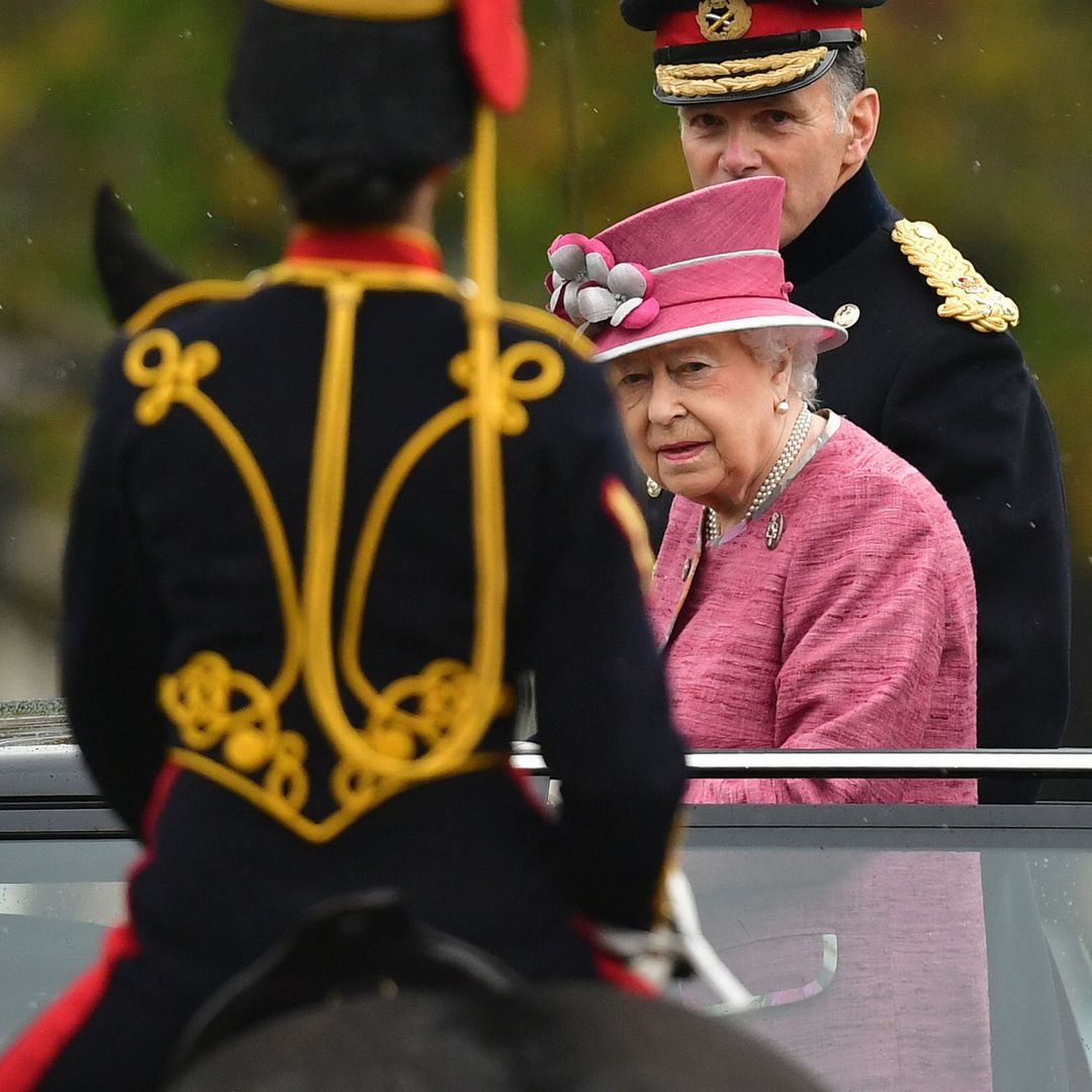 Conmoción en la Casa Real británica por la muerte de una amazona de 34 años que iba sobre uno de los caballos de Isabel II