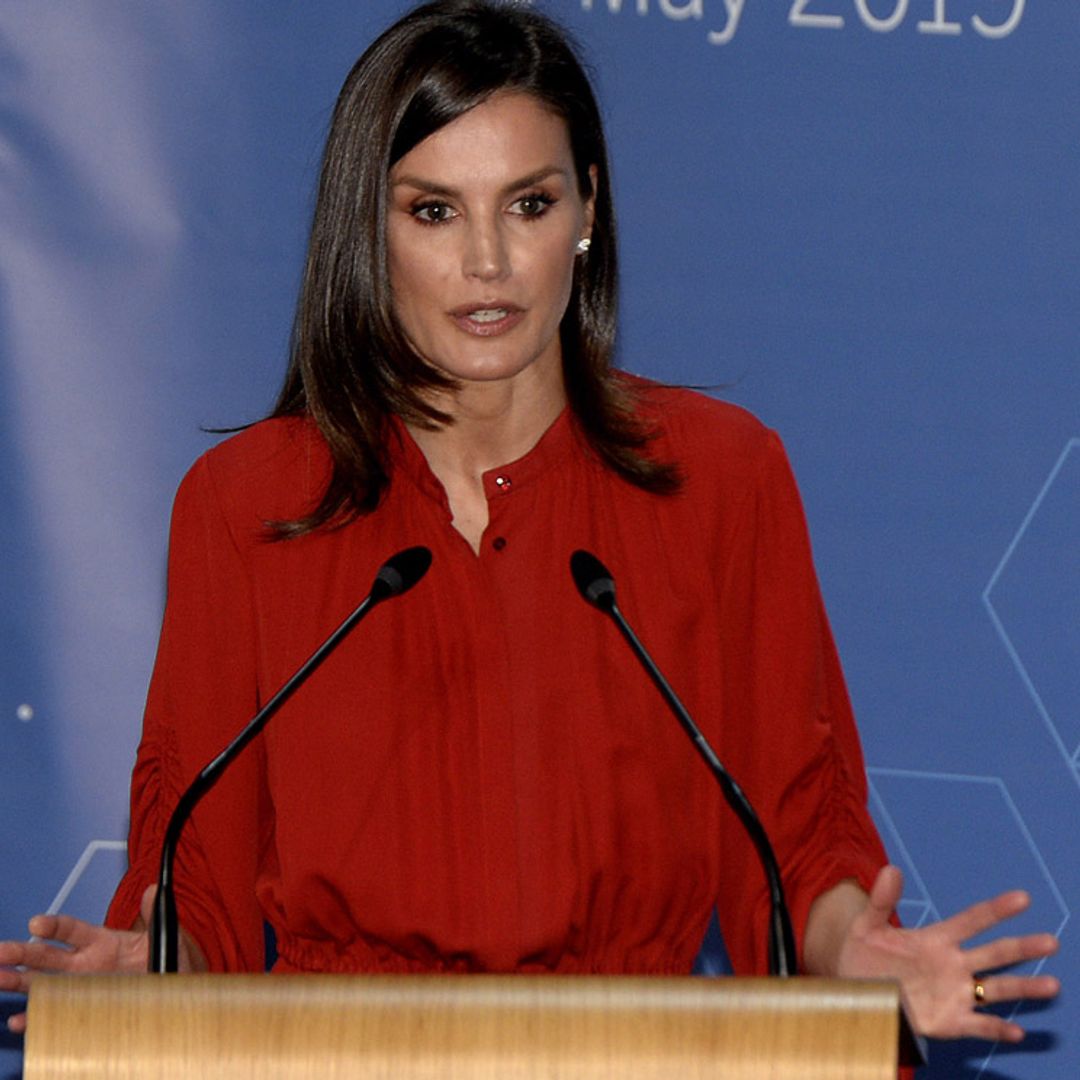 Doña Letizia versiona aquel vestido rojo que la Reina Sofía llevó hace 37 años