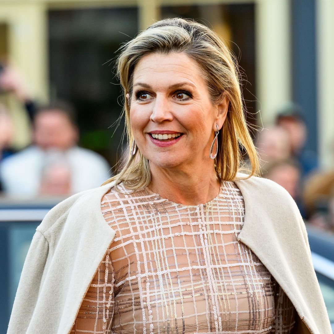 Máxima de Holanda, la reina que triunfa con capa y falda midi también en primavera