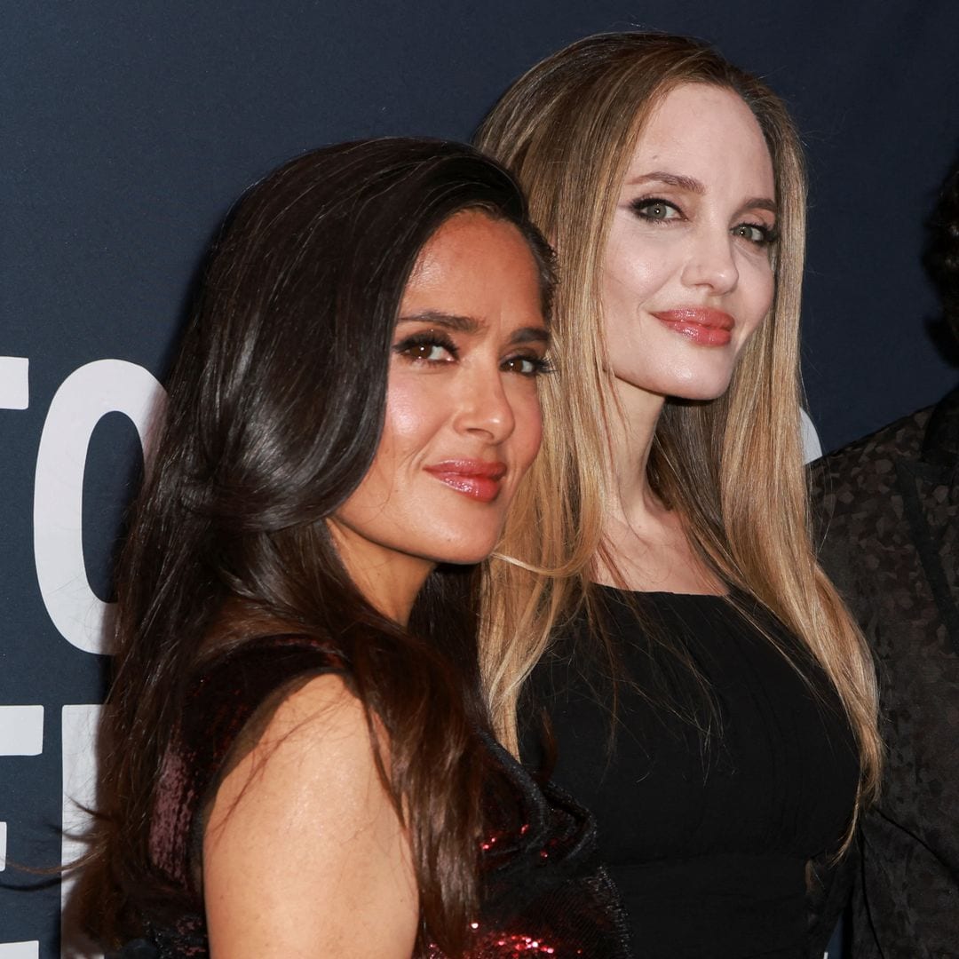 Salma Hayek se convierte en la guía turística de Angelina Jolie en Veracruz ¡la llevó por un café lechero!