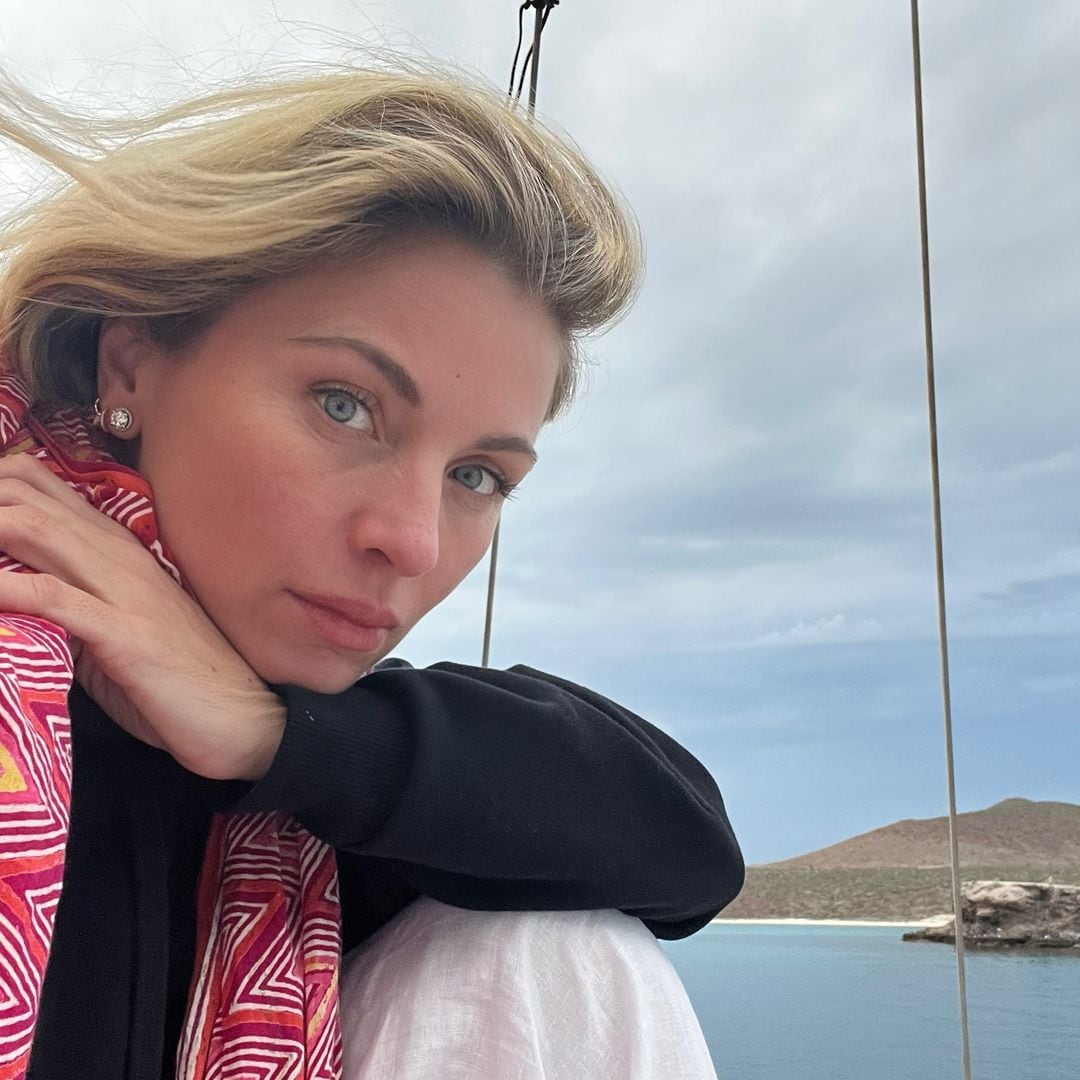 Ludwika Paleta posa con sus tres hijos desde Los Cabos