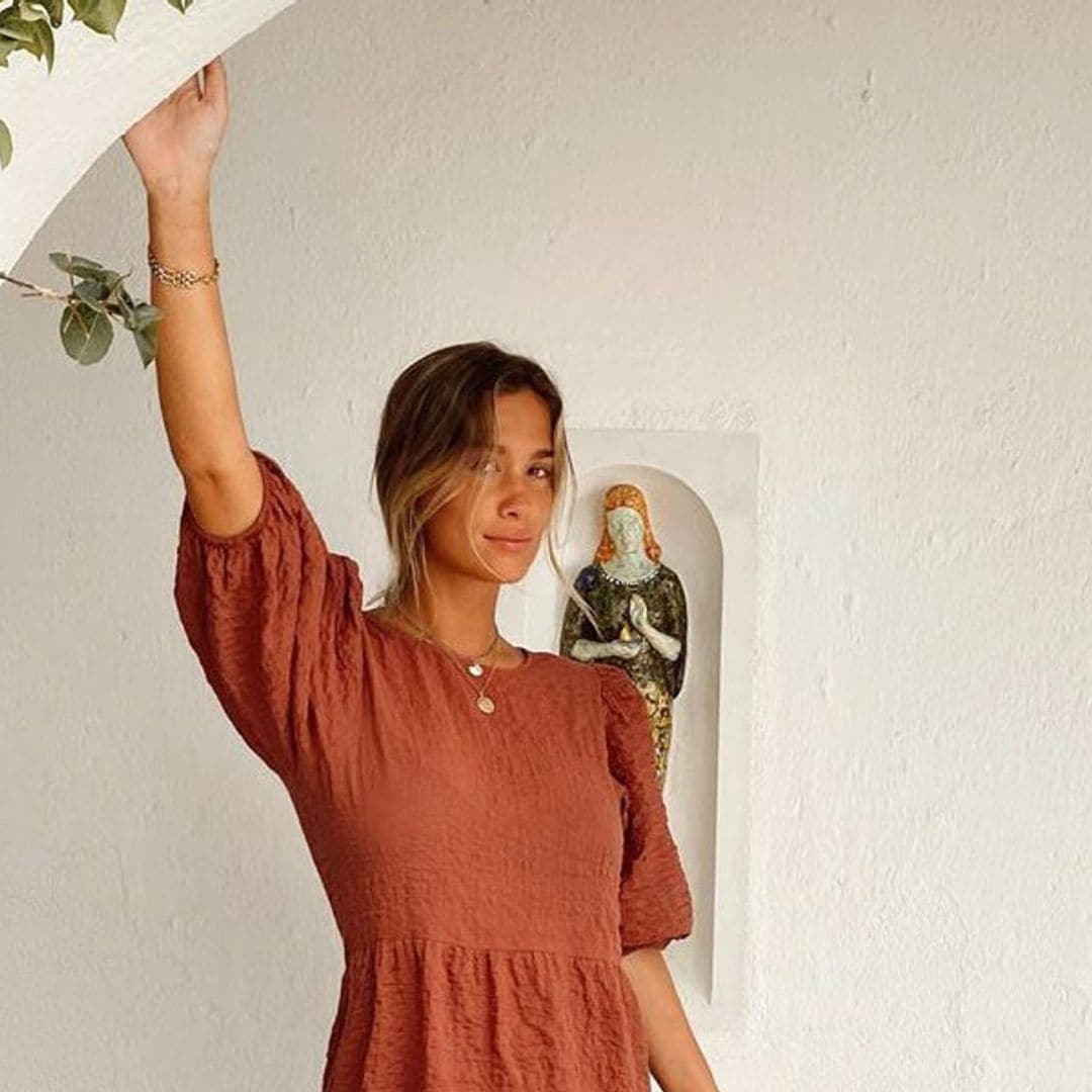 Si solo vas a invertir en una prenda en el entretiempo, elige un vestido como el de María Pombo