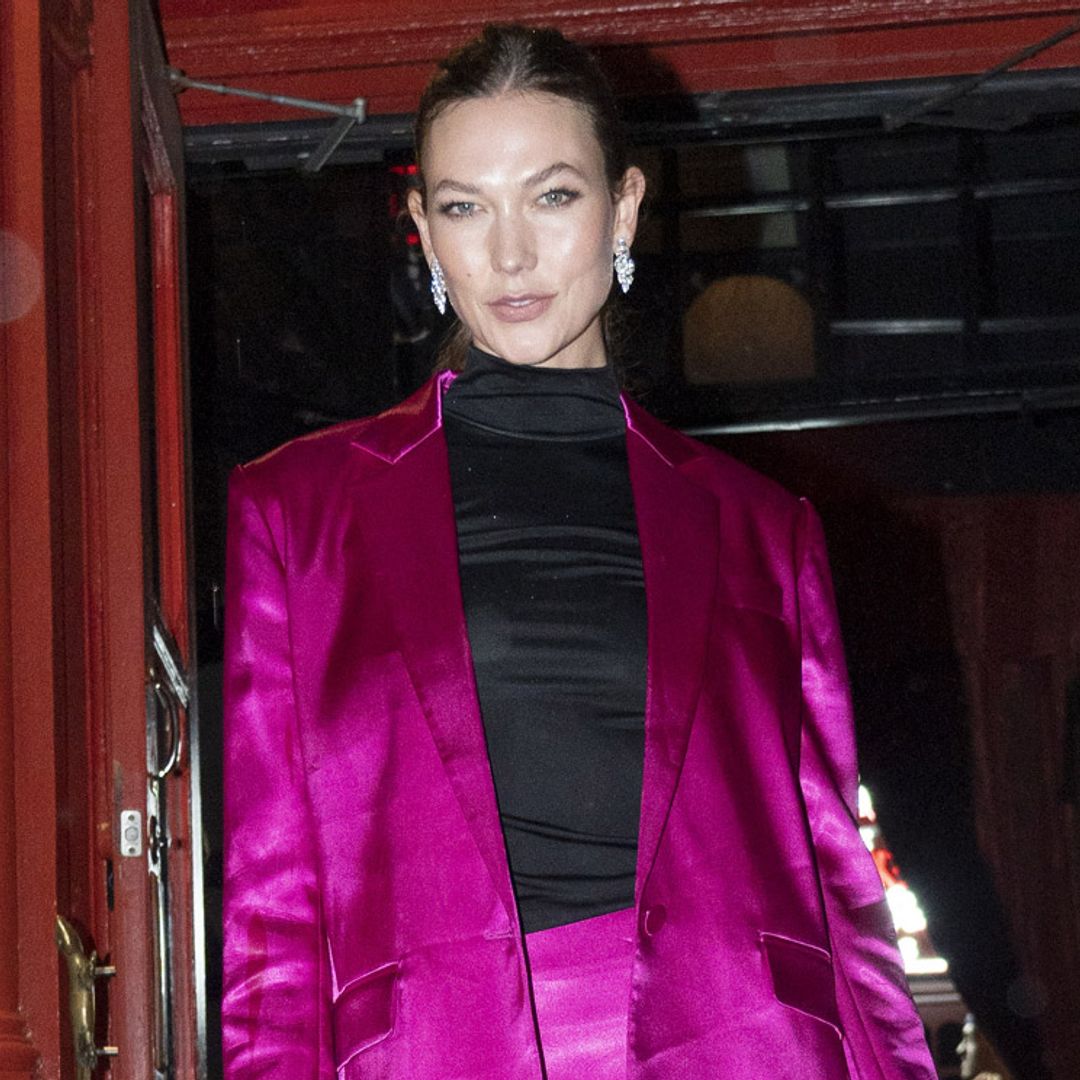El flechazo de Karlie Kloss con los 'stilettos' joya que solucionan todos los looks de invitada