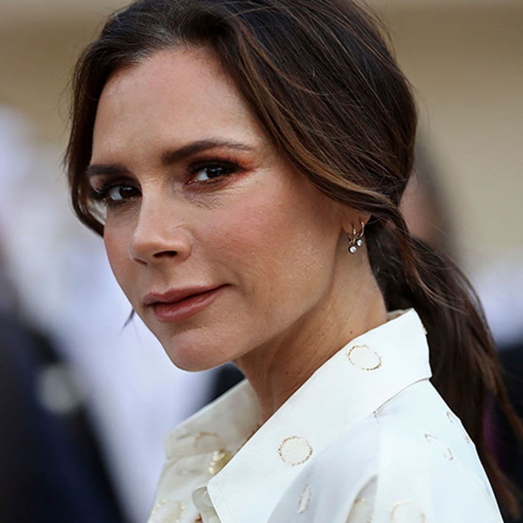 Victoria Beckham le copia a la madrina de Harper su mejor truco de belleza