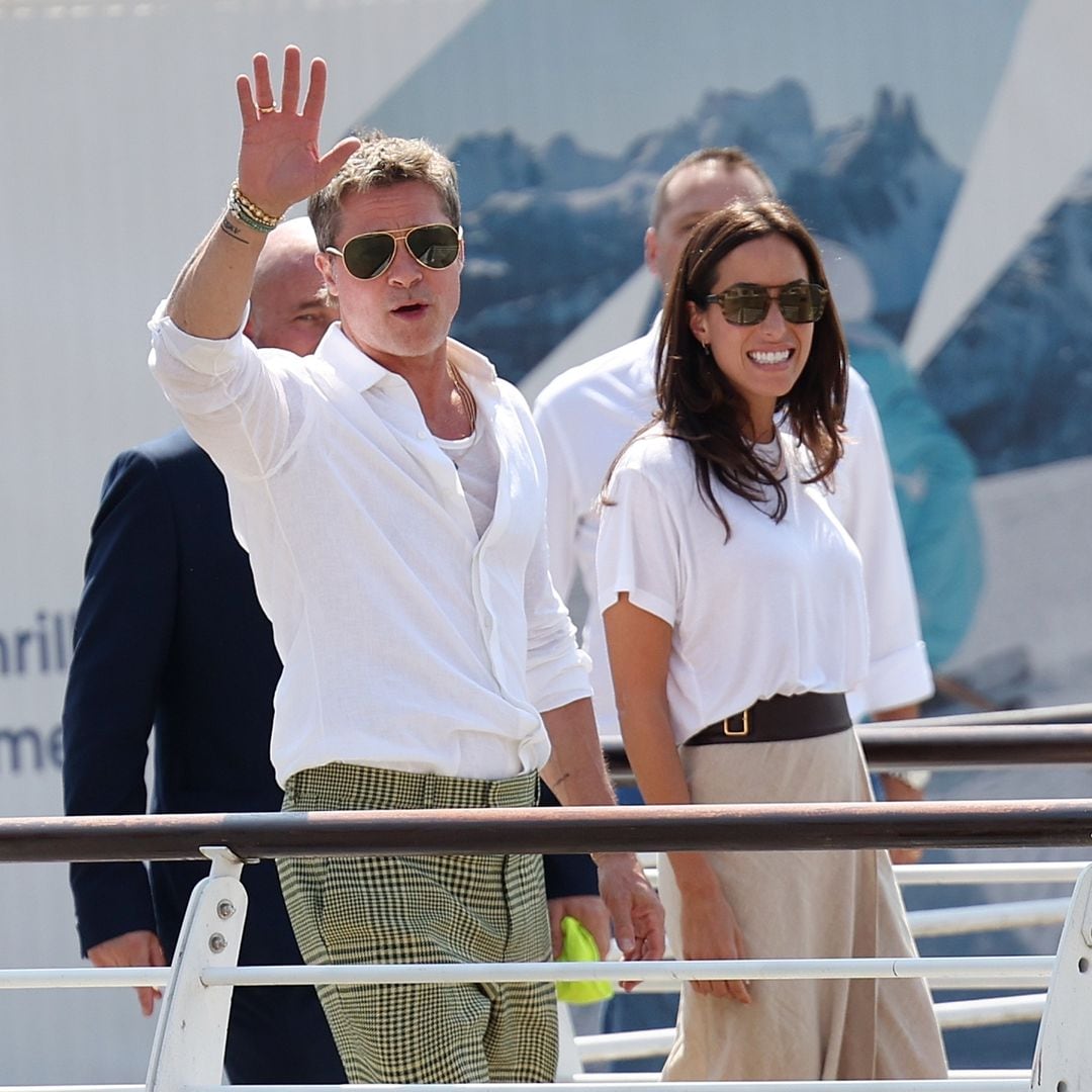 Brad Pitt e Inés de Ramón llegan muy acaramelados a Venecia tras evitar coincidir con Angelina Jolie