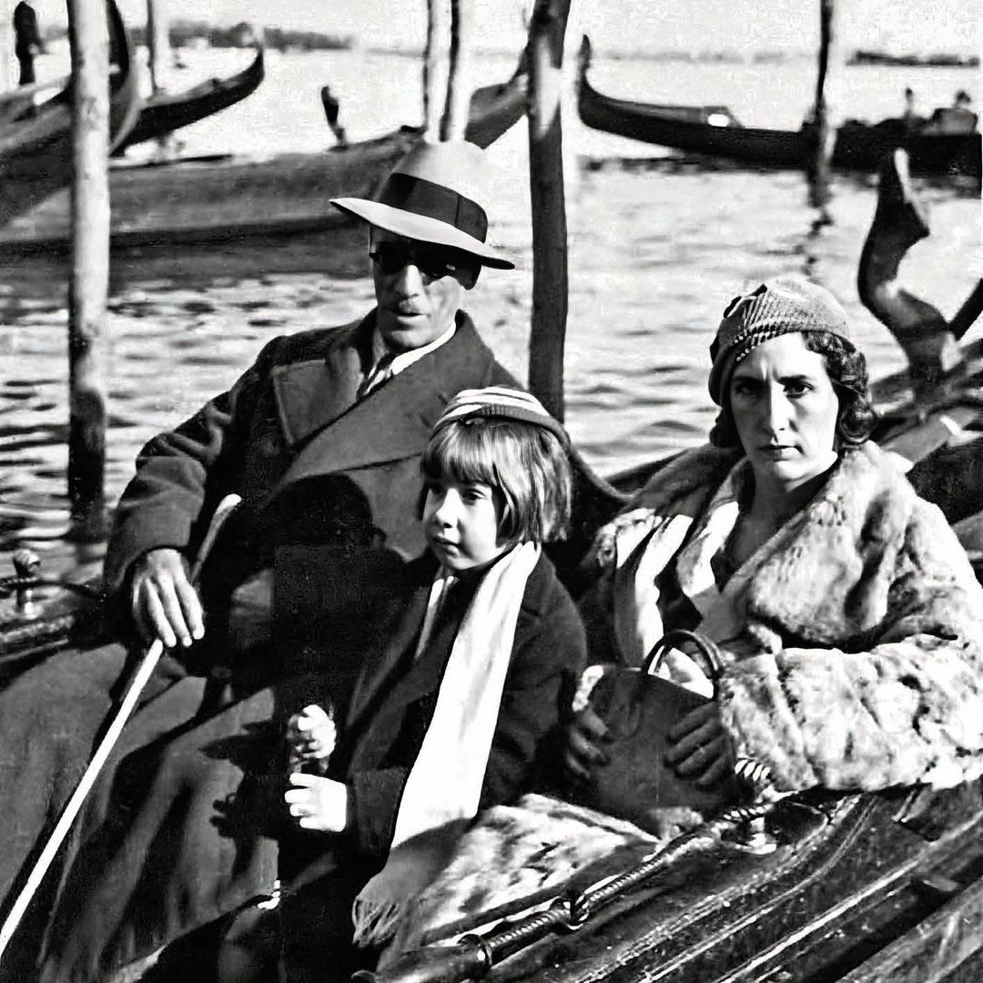 Cayetana con sus padres, Jacobo Fitz-James Stuart (XVII duque de Alba) y María del Rosario de Silva, en Venecia, una de sus ciudades preferidas. Cayetano cuenta que su madre trepaba por los árboles, era buena en todos los deportes —buenísima amazona—, bailaba de cintura para arriba y movía los brazos como le enseñó Pastora Imperio; y que recibió el apodo de "la bombilla" (por todos los moscones a su alrededor)