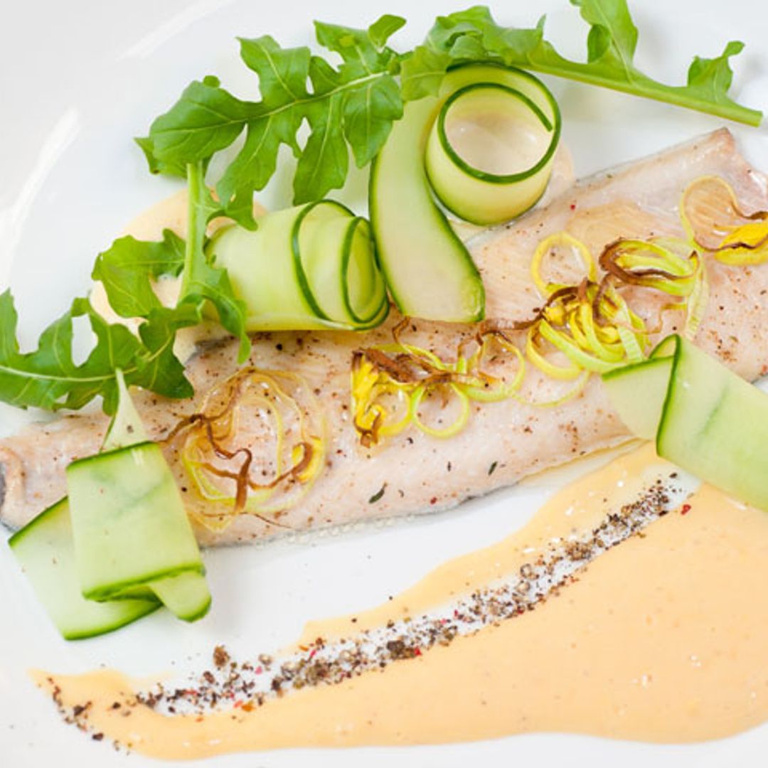 Trucha con salsa holandesa y láminas de calabacín