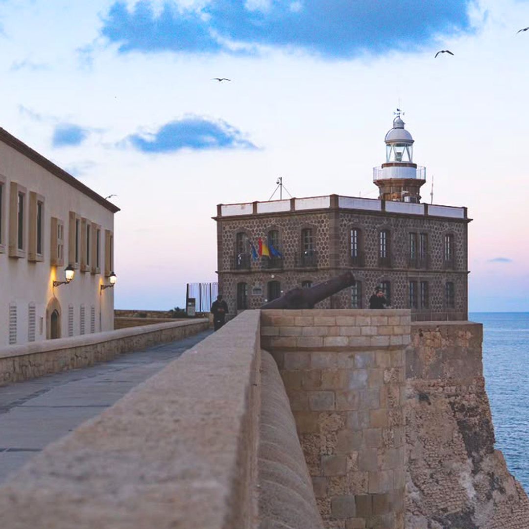 Faro y muralla de Melilla