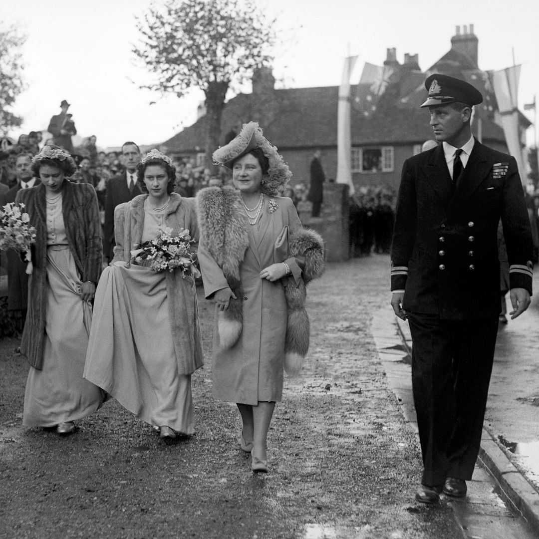 el rey Jorge VI, la reina Isabel, la princesa Isabel (segunda por la izquierda), la princesa Margarita y el teniente Philip Mountbatten (a la derecha)
