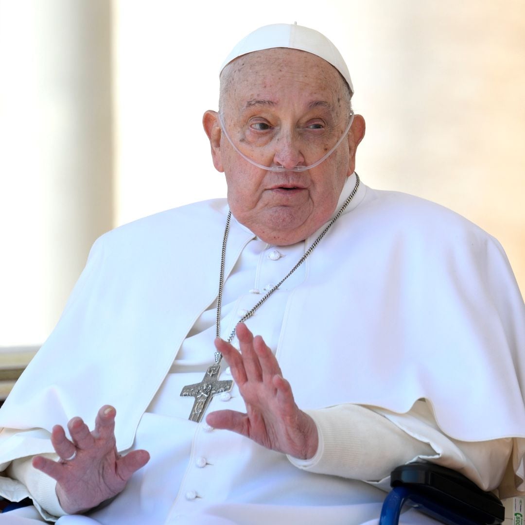El Papa Francisco reaparece en la Plaza de San Pedro tras su alta hospitalaria