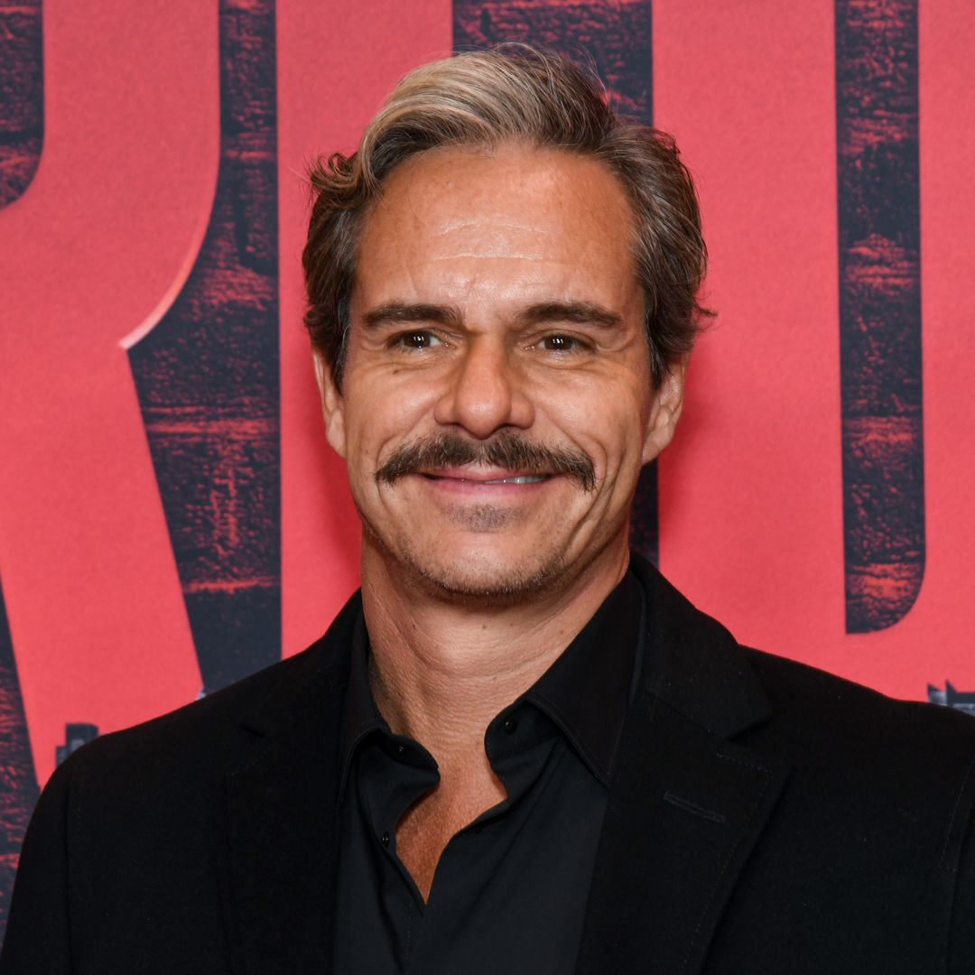 Tony Dalton vuelve a Marvel como 'Jacques Duquesne' y nos habla de los éxitos de su carrera