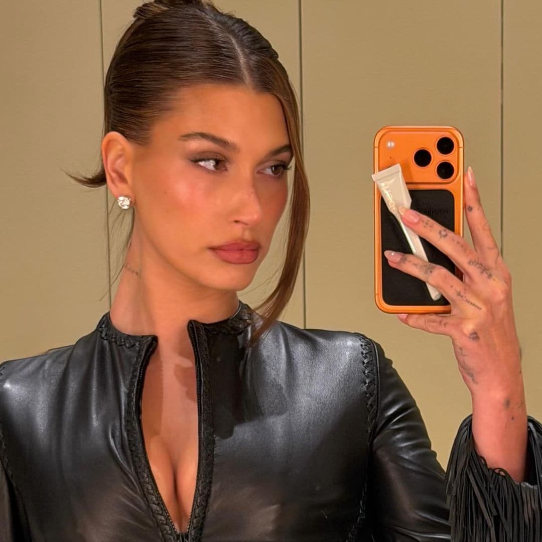Hailey Bieber con top de cuero en la celebración de su 29º cumpleaños