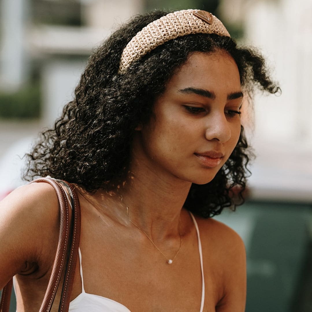 Invitada a la Semana de la Moda de Milán con diadema y vestido blanco