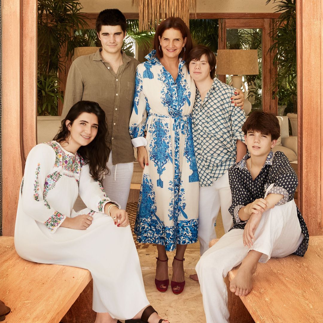 Samantha Vallejo-Nágera posa con sus 4 hijos para celebrar el 18 cumpleaños de Roscón: "Mi vida es mejor desde que llegó"