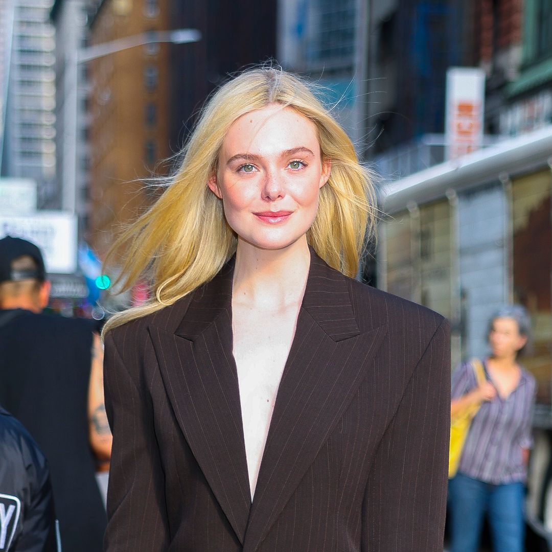 Elle Fanning deslumbra con un vestido dramático y joyería de lujo