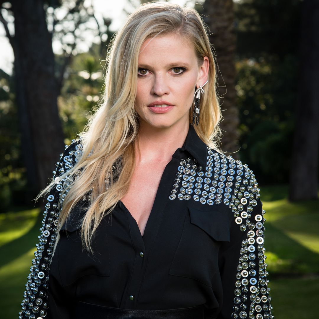Lara Stone, la supermodelo que ha retornado este 2025 a las pasarelas tras dejar de desfilar por volver a ser madre