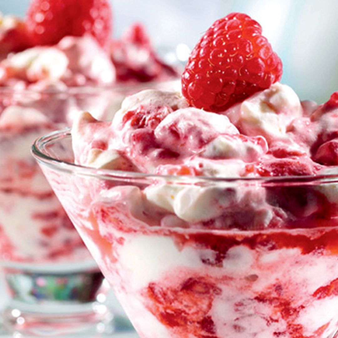 Copa de fresas, nata y merengue