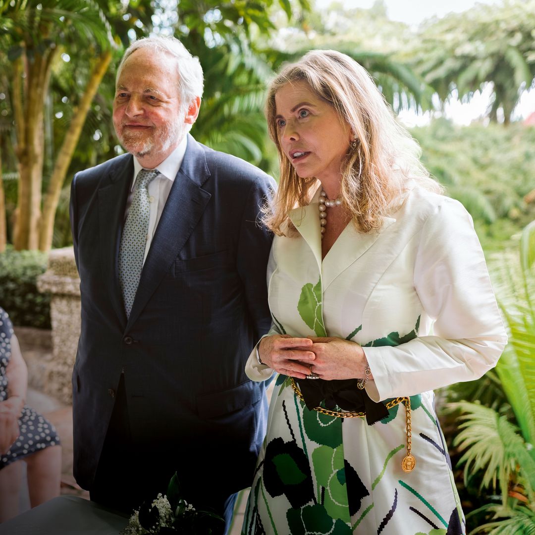 El inesperado vestido de novia de Diandra Douglas: un diseño camisero y estampado