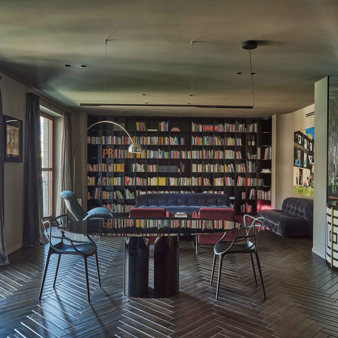 De piso milanés a club de los 70: cómo una reforma integral de 160 m² convierte este apartamento en un hogar cálido y lleno de color
