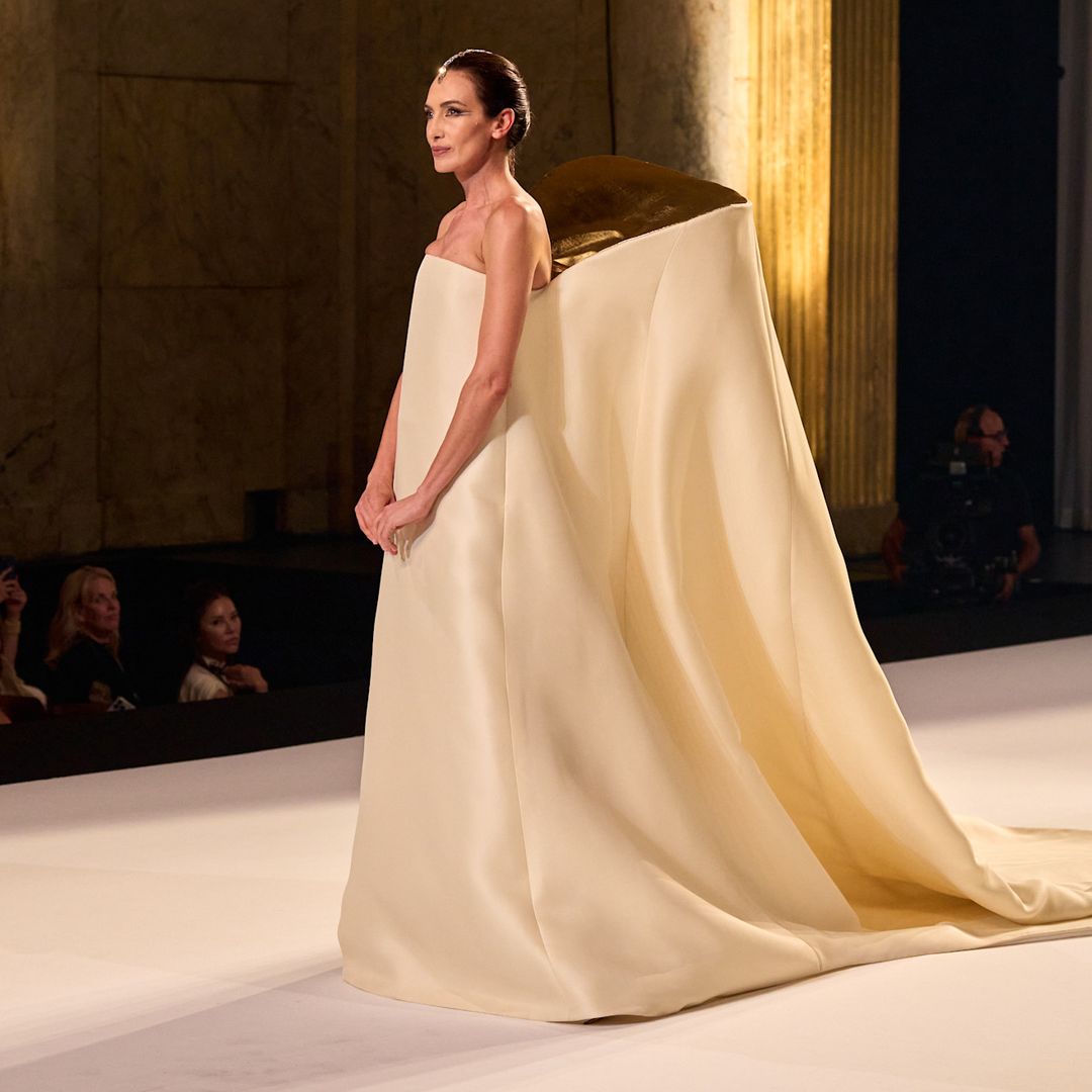 Nieves Álvarez vuelve a la Alta Costura como musa de Stéphane Rolland en un desfile con guiños a España