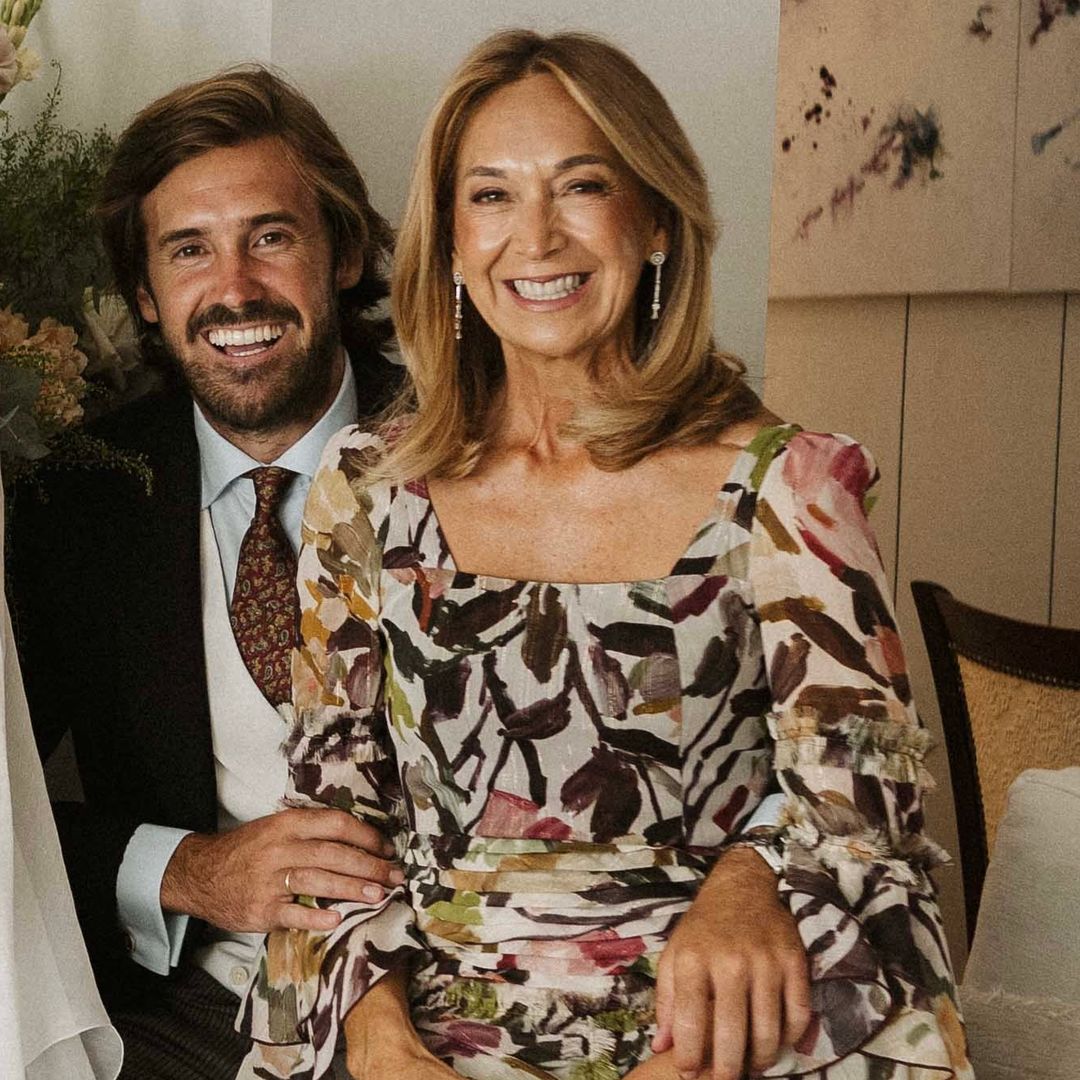 Estas madrinas de boda y madres de la novia te animarán a llevar un vestido estampado
