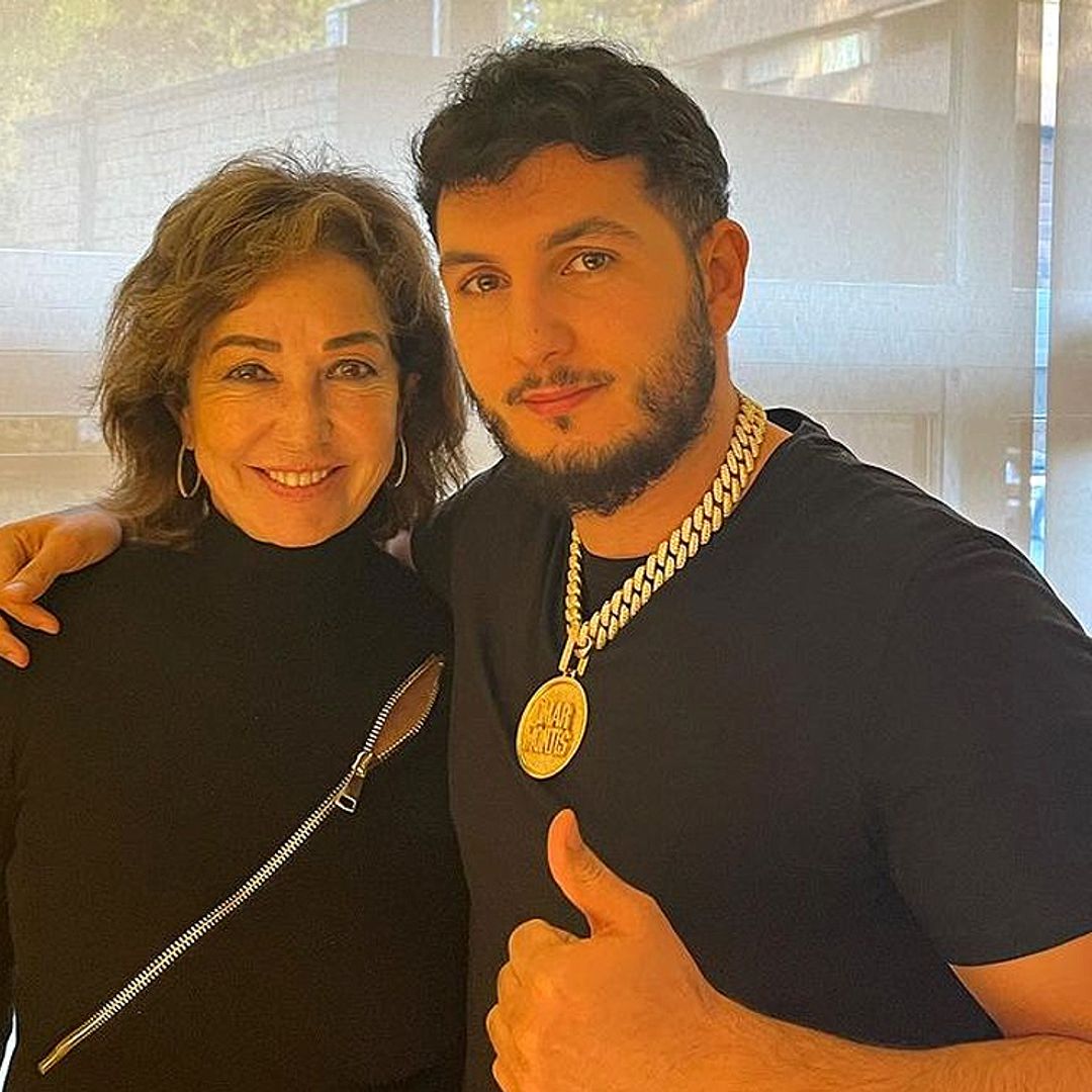 Entre bromas y junto a Omar Montes: la inesperada reaparición de Ana Rosa
