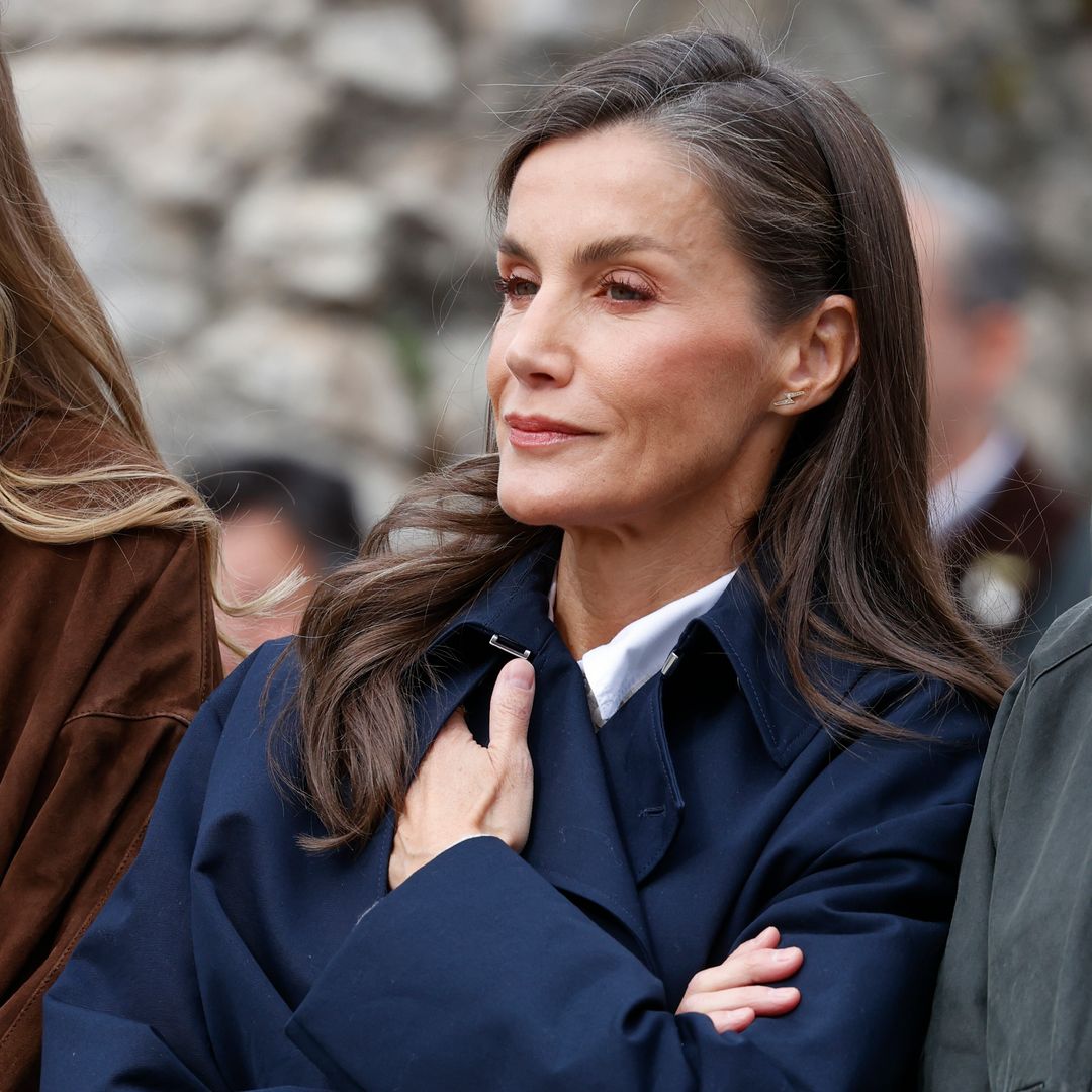 La espontánea charla de Letizia con un reportero en Llanes que ha terminado entre risas: "¿Por qué te inventas un nombre de tu compañera?"