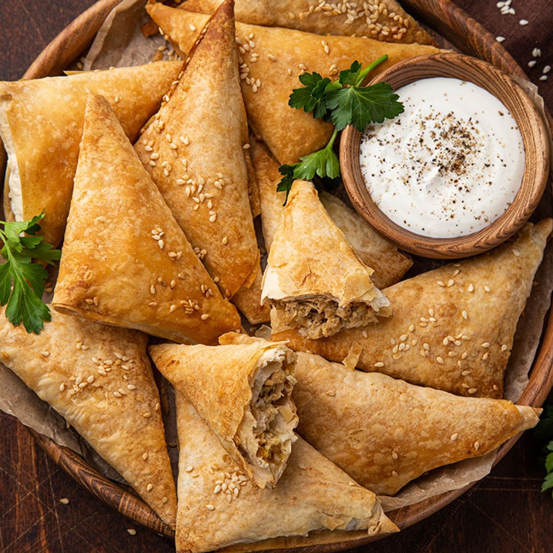 Empanadillas de pasta 'brick' y pollo con salsa de yogur