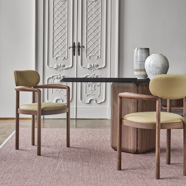 Comedor con mesa y sillas de madera