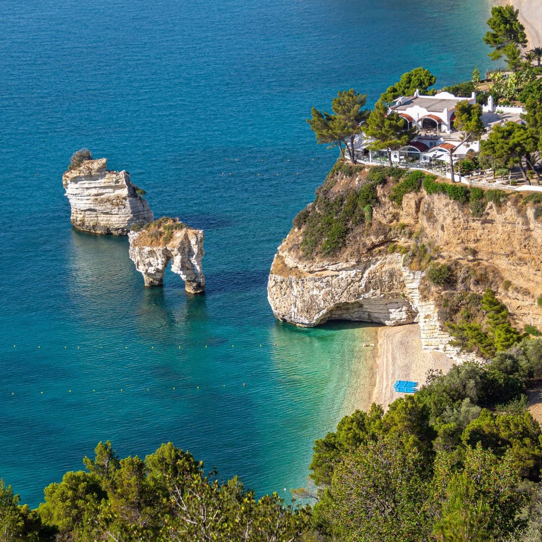 Bahía dei Faraglioni, bahía delle Zagare, Puglia, Italia