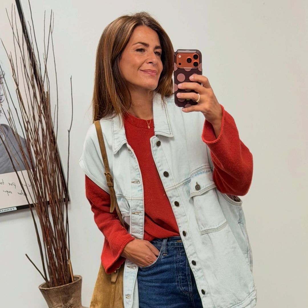 Nuria Roca tiene claro cuáles son las zapatillas más cómodas para mujeres de 50: las lleva en el campo y en la televisión
